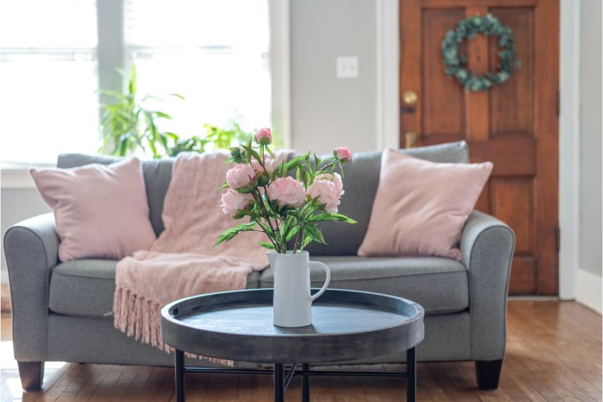 How to create a cozy and inviting living room with decorative accents?